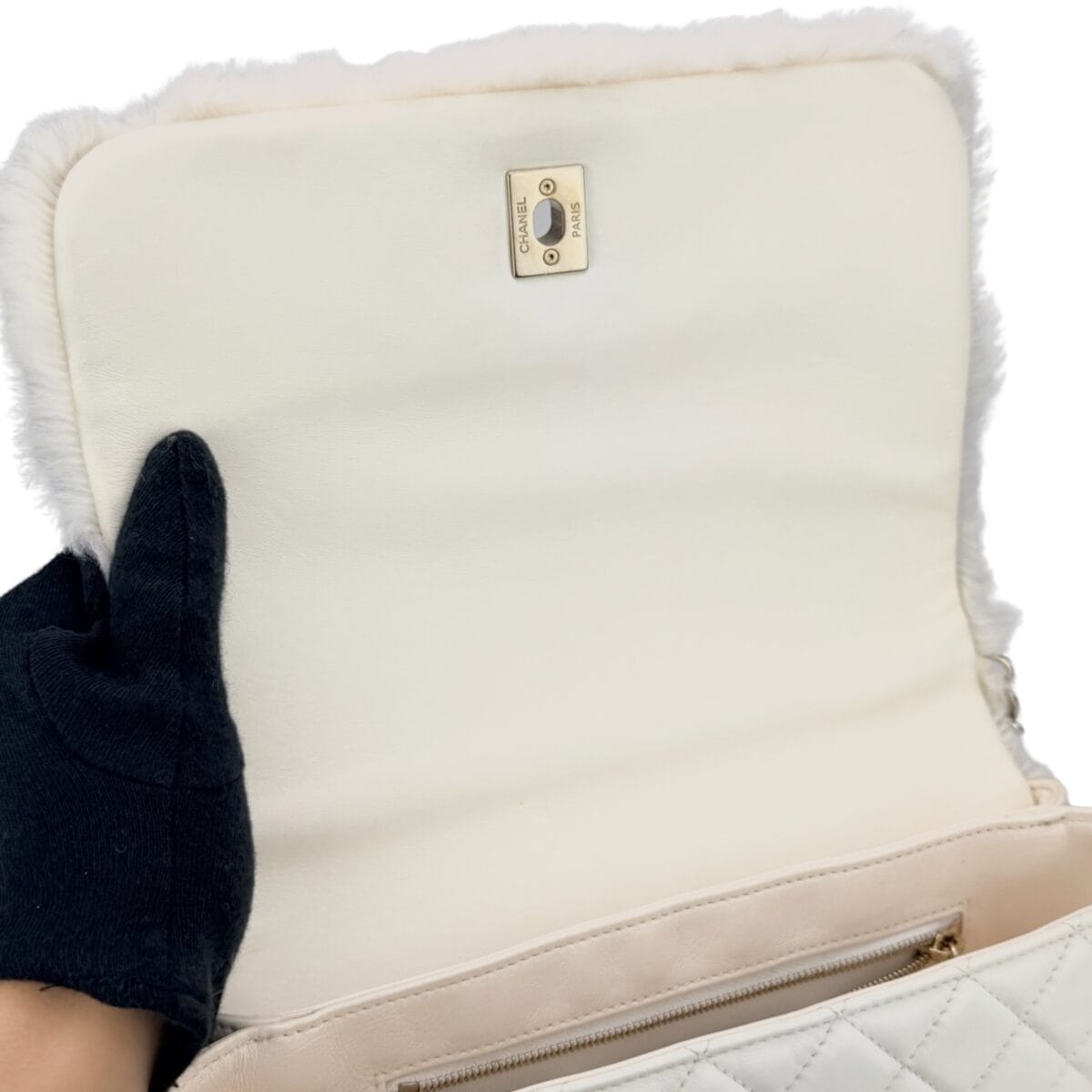 chanel | 白色兔毛小handle